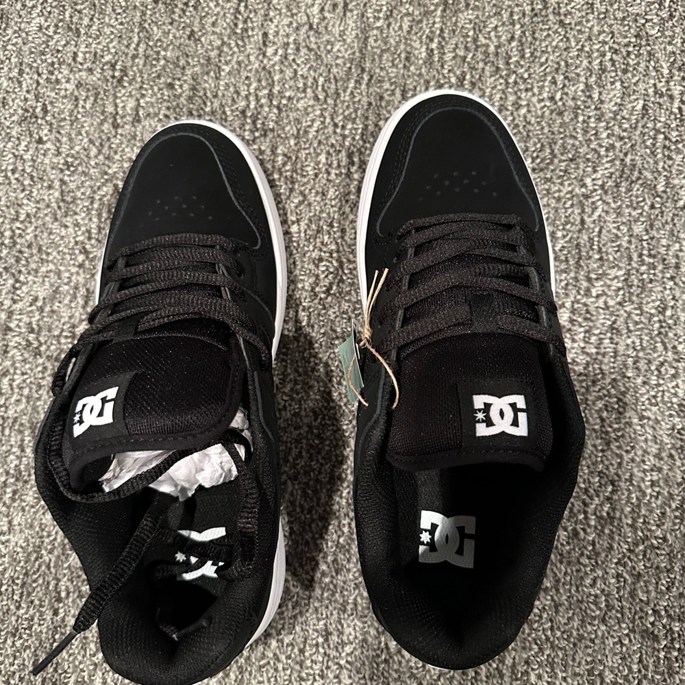 DC Manteca Black and White Low-top Skate Shoes size 7